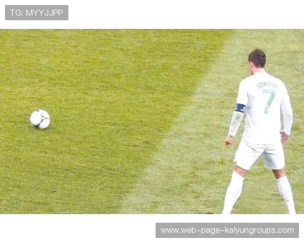 任意球绕开人墙，一脚直挂死角得分：足球场上的艺术与激情